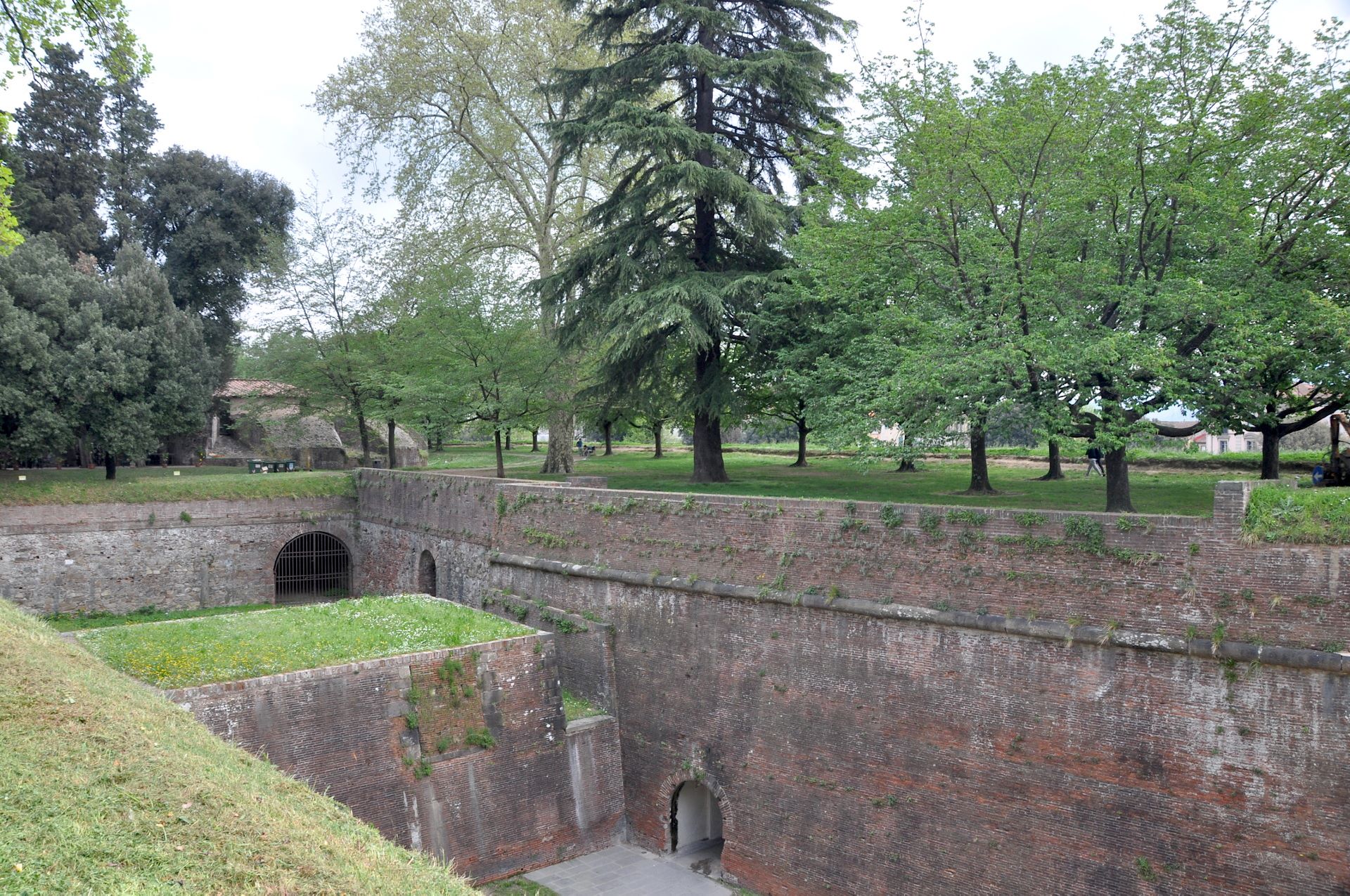 Lucca, city walls